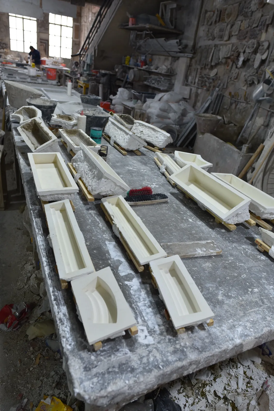 Hilera de moldes sobre la mesa de trabajo