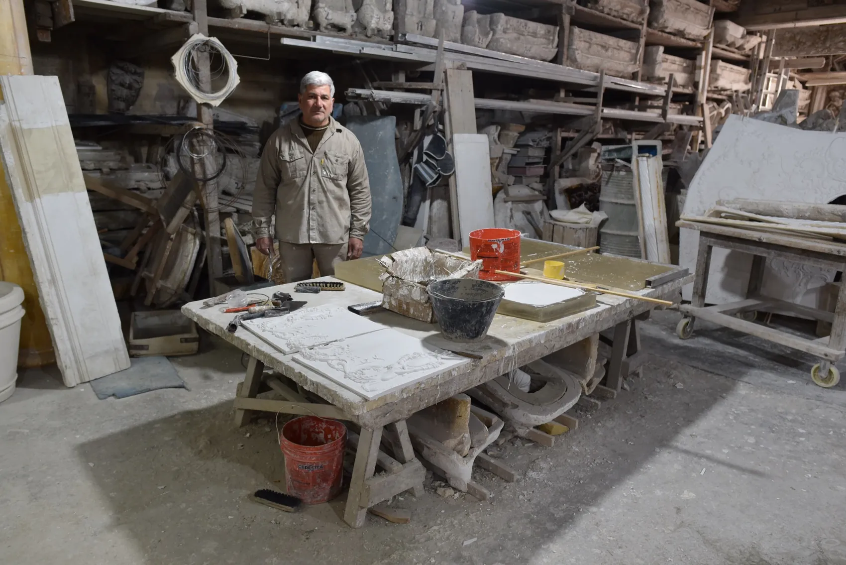 Artesano de Martineau junto a su mesa de trabajo