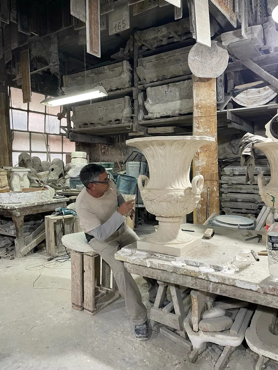 Artesano retocando a mano un jarrón ornamental