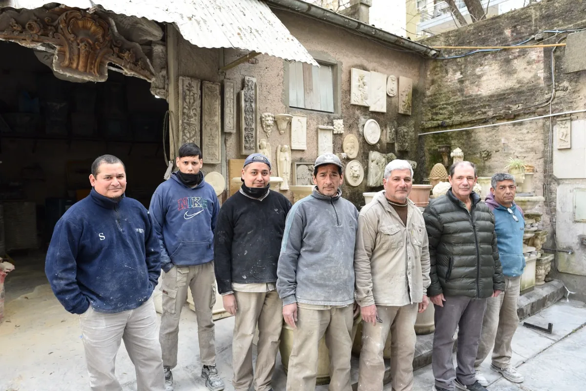 Equipo de Martineau en el taller, rodeado de moldes y relieves